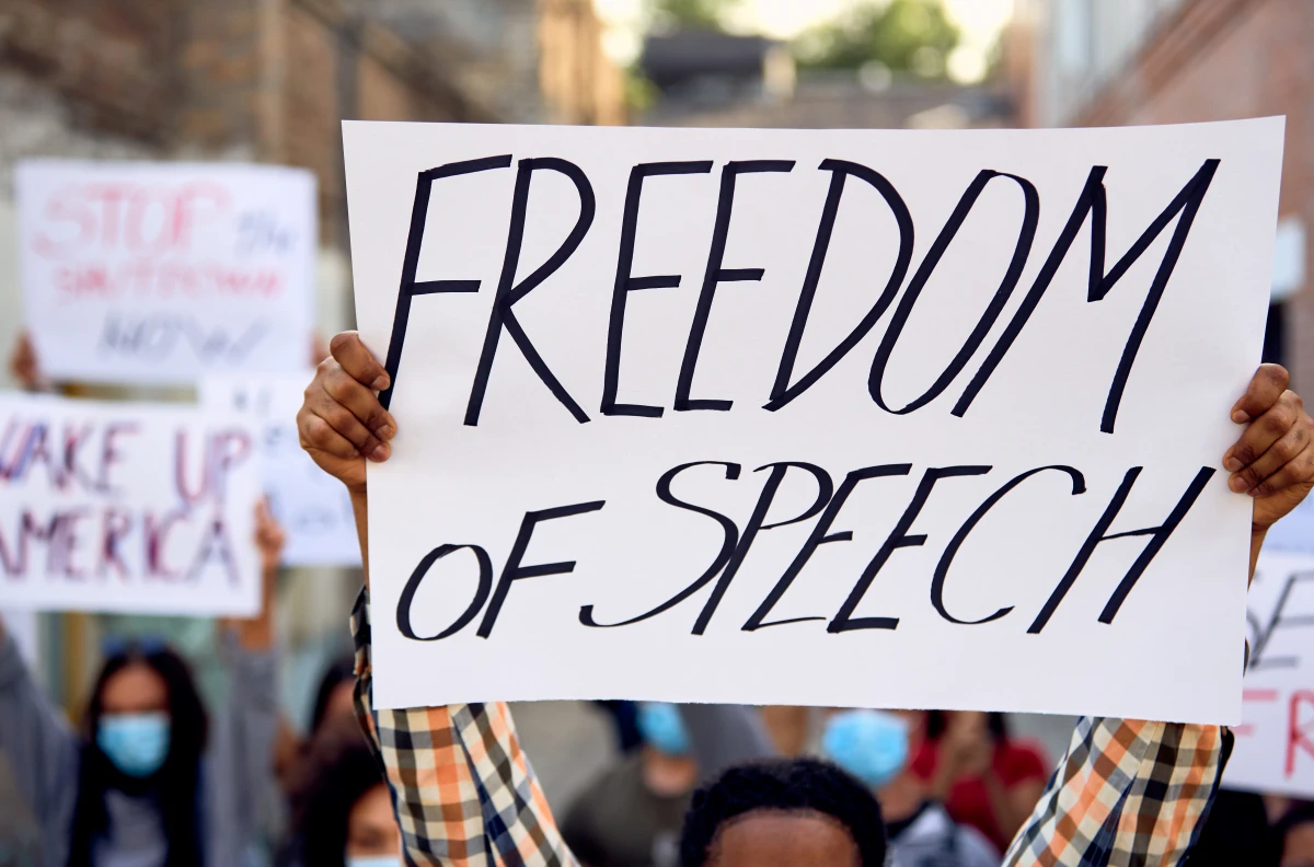 La liberté d'expression face aux discours haineux : un équilibre fragile à préserver